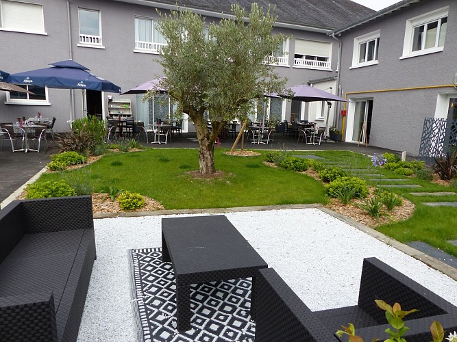 Morlaàs hôtel restaurant l'Amandier terrasse