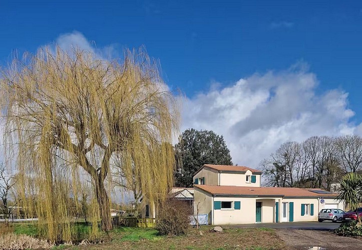 nueil-les-aubiers-gite-le-saule-en-scie-facade