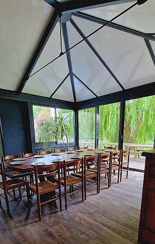 nueil-les-aubiers-gite-le-saule-en-scie-salle-a-manger