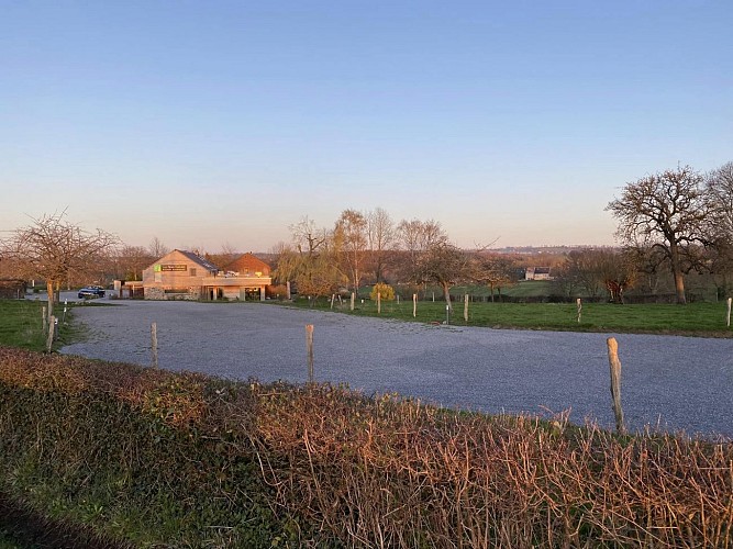 Restaurant Les Fines Gueules_extérieur parking_2025