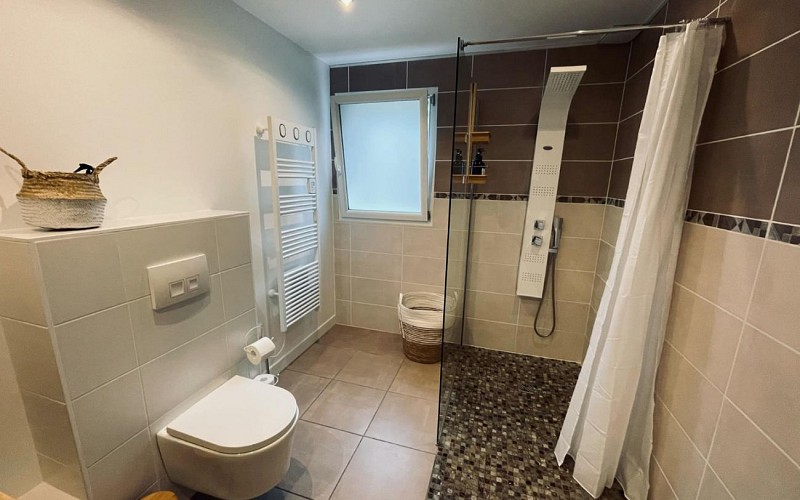 o pied de la montagne salle de douche