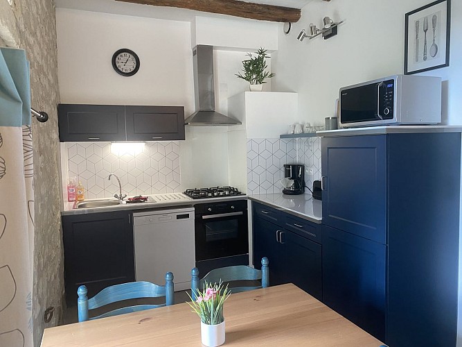 Cuisine entièrement équipée et espace repas