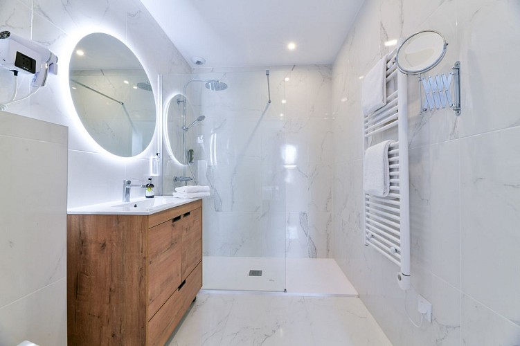 Salle de douche chambre double terrasse