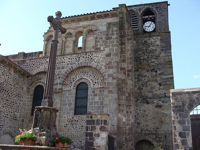 Présentation du bourg de Mozac et architecture extérieure de l'abbatiale