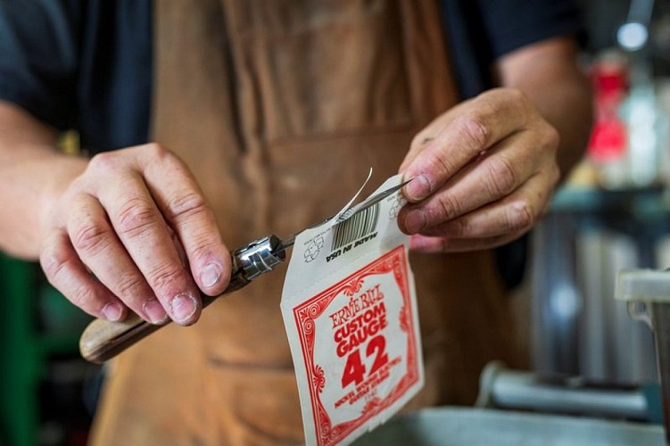 Découpe avec outil aiguisé chez le Taillandier©Martin Champon