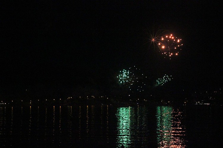 Feu d'artifice et voltige aérienne