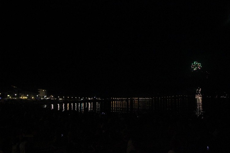 Feu d'artifice et voltige aérienne