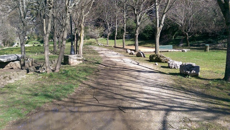 Le petit parc et son terrain de boules du hameau de Navacelles