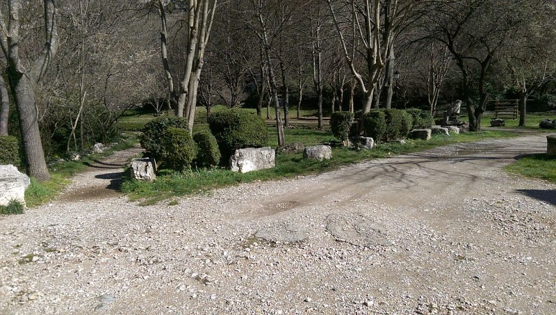 Le petit parc et son terrain de boules du hameau de Navacelles