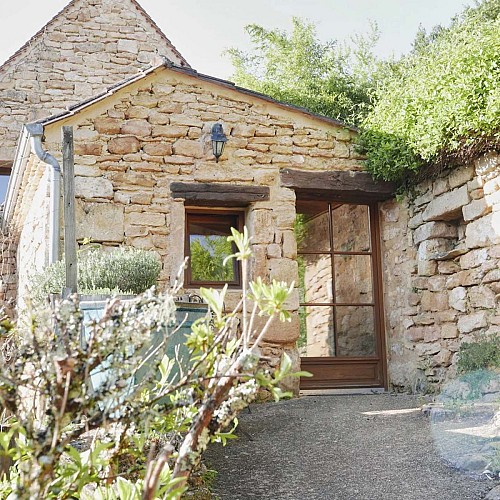 Domaine-de-Cantegrel-vitrac-sarlat-Gite-La-Maison-Bleue-exterieur-2