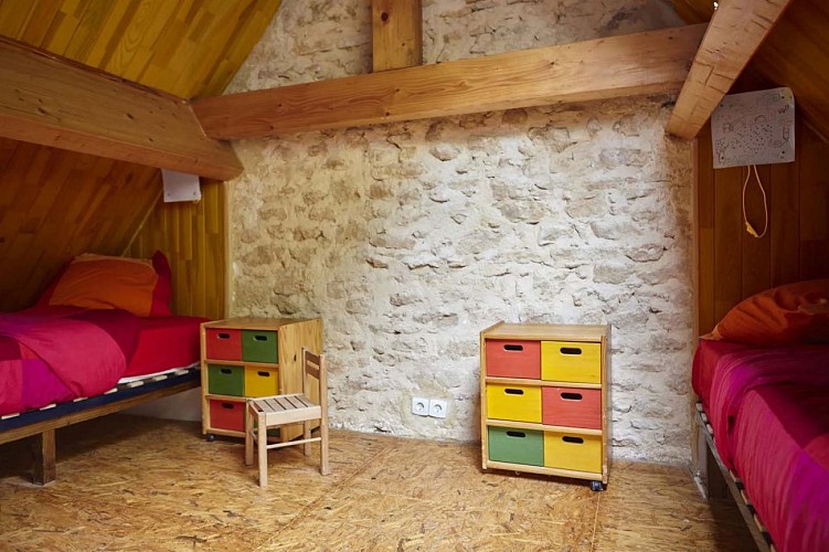 Domaine-de-Cantegrel-vitrac-sarlat-Gite-La-Maison-Bleue-chambre-enfants-1-psg