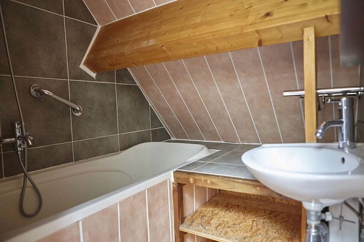 Domaine-de-Cantegrel-vitrac-sarlat-Gite-La-Maison-Bleue-salle-de-bain-psg