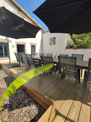 La chapelle-st-laurent-gite-l-udik-terrasse-table