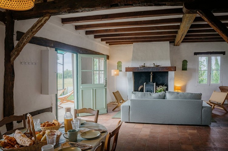 Gîte-verrerie-Eygurande-salon-table-vallee-isle-perigord
