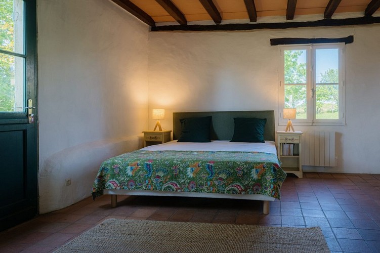 Gîte-verrerie-Eygurande-chambre-grand-lit-vallee-isle-perigord