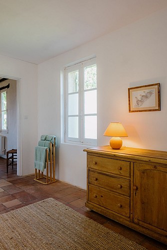 Gîte-verrerie-Eygurande-chambre-grand-lit-commode-vallee-isle-perigord