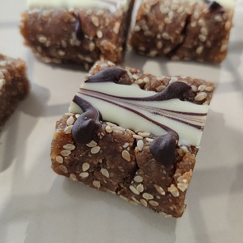 Délice aux cacahuètes et aux dattes