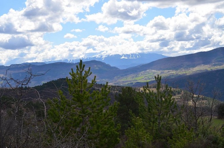 La vallée de l'Ennuyé et le village de Arpavon, en contrebas