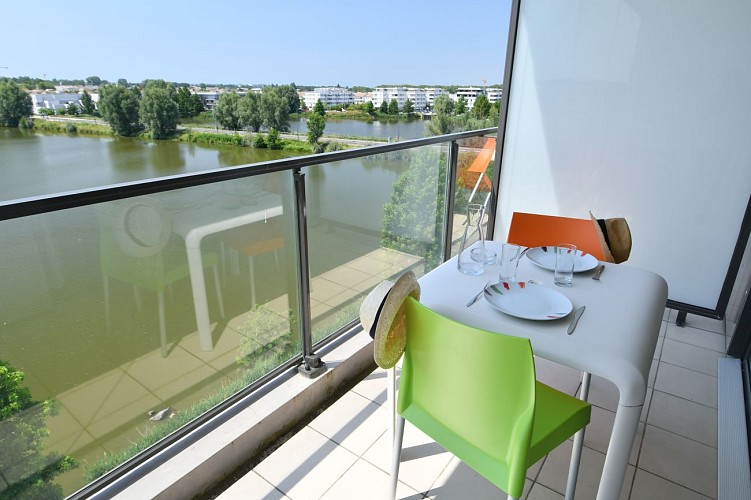 03_2pieces_4personnes_terrasse_vue_lac01