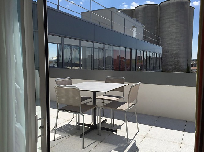 05_Mer_et_Golf_City_baf_suite_terrasse