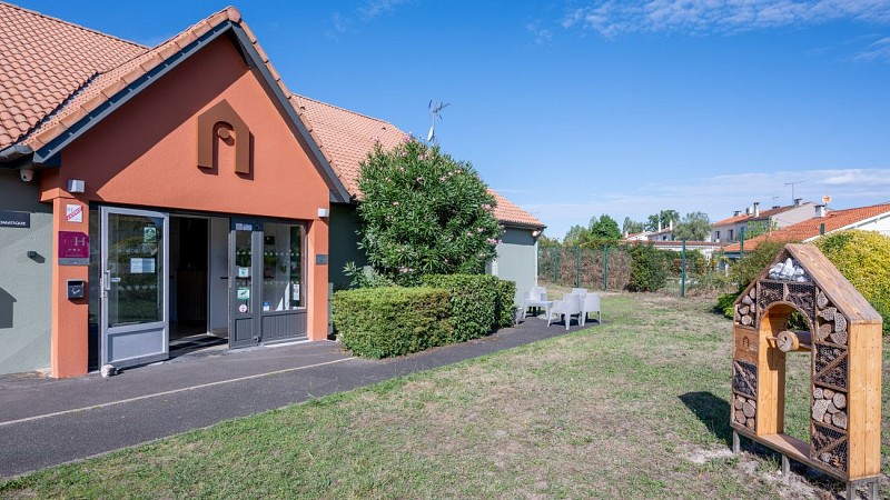 2-Campanile Gradignan extérieur entrée réception