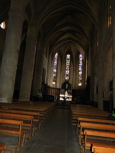 Les deux nefs et les vitraux