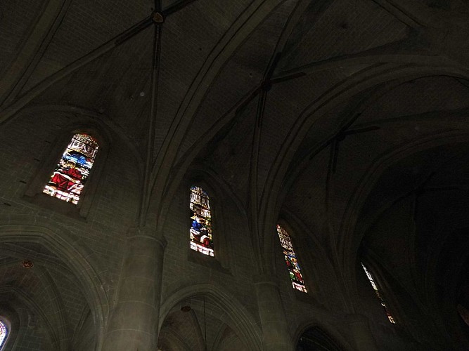 Les deux nefs et les vitraux