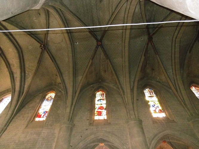Les deux nefs et les vitraux