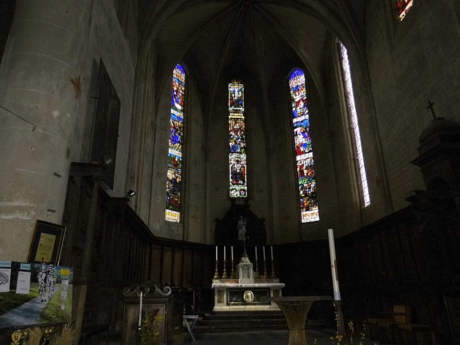 Les deux nefs et les vitraux