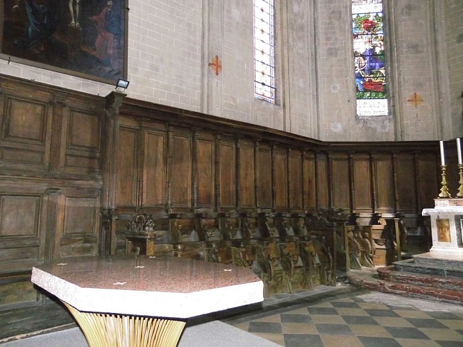 Les deux nefs et les vitraux