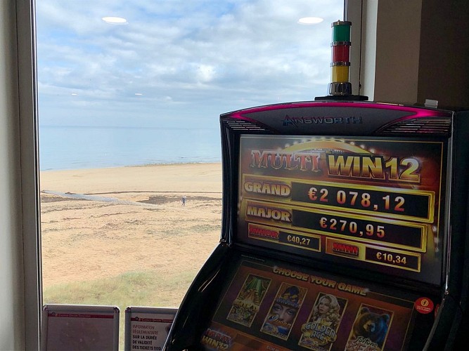 CASINO-LUC-SUR-MER-MACHINE-A-SOUS-PIERRE-LEQUESNE