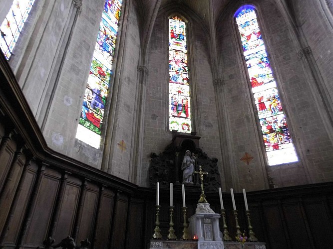Les deux nefs et les vitraux