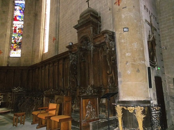 Les stalles, les grilles en fer forgé, le maître-autel, l'orgue