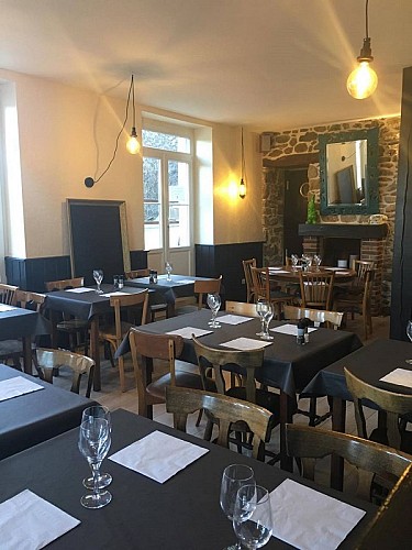 Le-Pot-de-Beurre-Saint-Lunaire-salle-de-restaurant