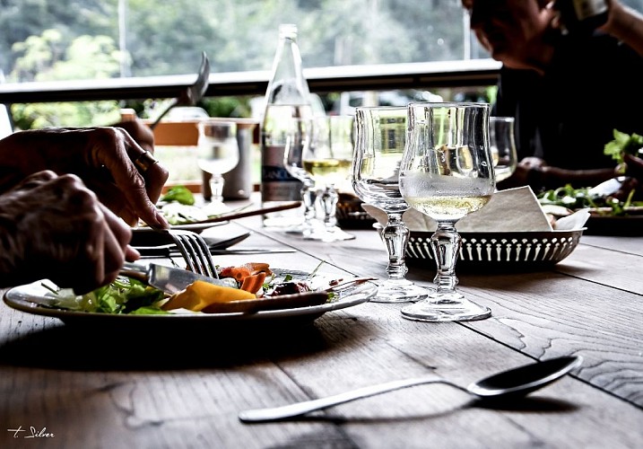 Table et repas au Café Casse-Graine