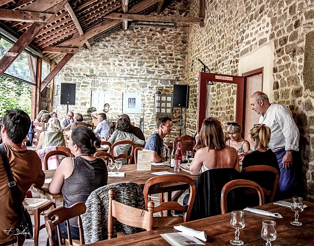 Déjeuner groupe préau au Café Casse-Graine