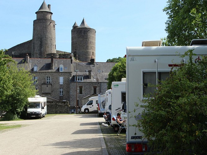 camping-car-aire-carriere-fougeres-chateau-2018©EPETITJEAN_(2)[1]