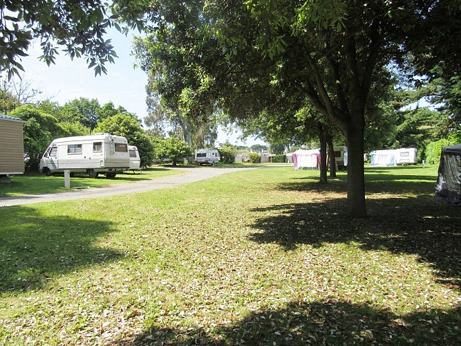 Camping-Les-Etangs-La-Richardais-emplacement-camping-car