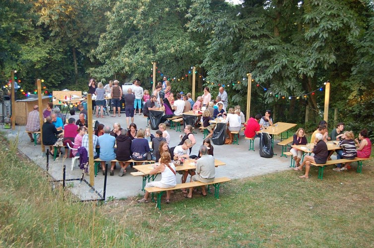 Camping-Les-Etangs-La-Richardais-tables-festives-jour