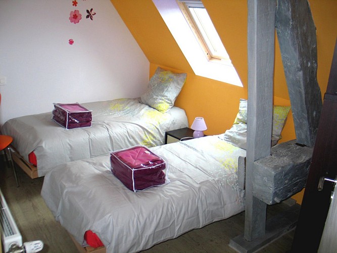 Gîte de Mme Ettlin à Combourg - chambre orange