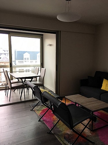 Madame-et-Monsieur-Brehault-Jean-Rene-salon-et-balcon