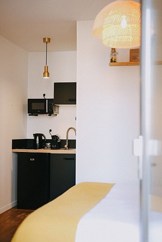 Vue espace literie et kitchenette appartement 4 Duhamel