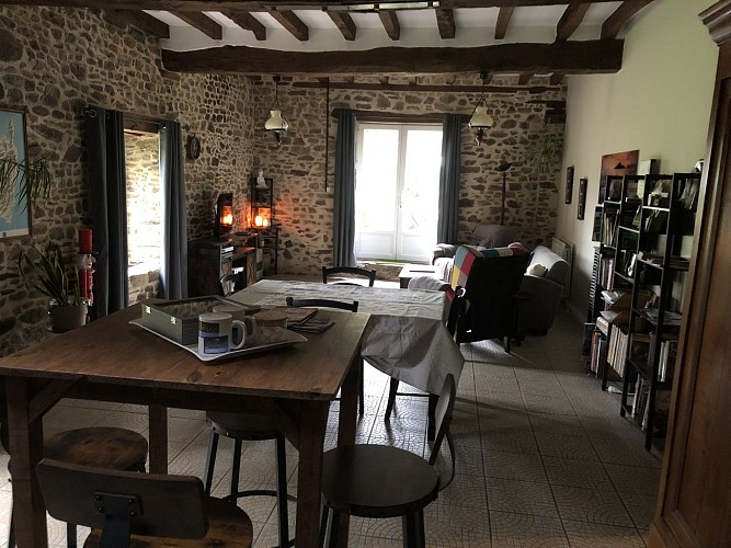 Salon des hôtes vers terrasse