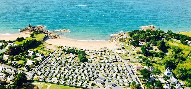 camping-port-blanc-dinard-vue-ciel-drone-mer-face-mer