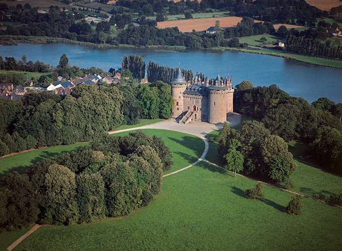 Vue aérienne du château de Combourg