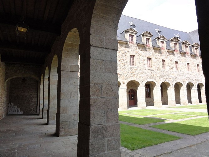 couvent-urbanistes-Fougères-patrimoine-photo-2012_(6)[1]