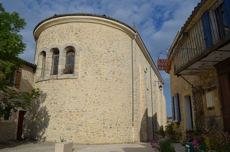 Le gîte de La Fontaine d'en Haut et l'église du village
