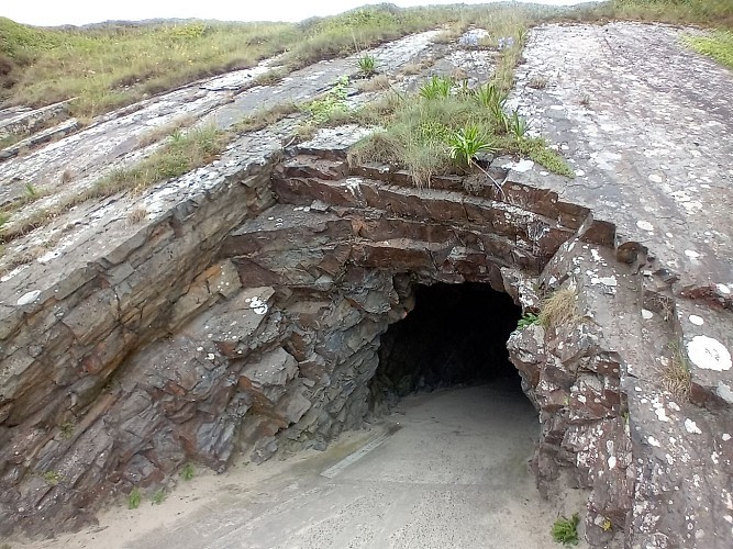 La plage de l'avant-port et le tunnel