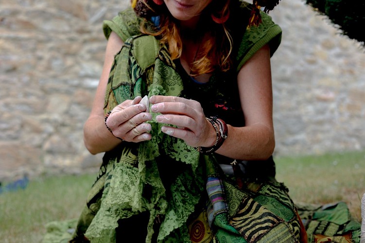 Cuisiner les plantes avec Carabistouille, la sorcière des haies