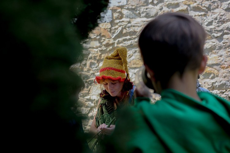 Cuisiner les plantes avec Carabistouille, la sorcière des haies